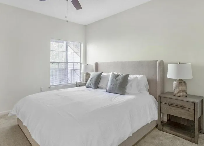 Apartment Landing Modern With Amazing Amenities *